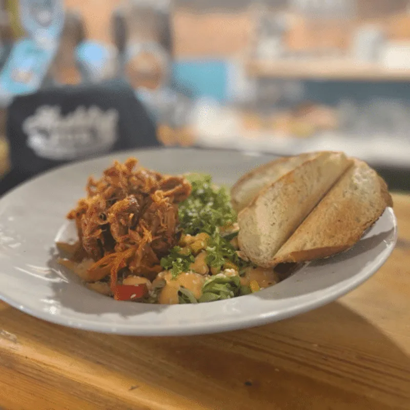 Šalát s trhaným bravčovým mäsom (300g) – Šaláty – Hashtag Pub Ľubica Šalát s trhaným bravčovým mäsom (300g) – Šaláty – Hashtag Pub Ľubica