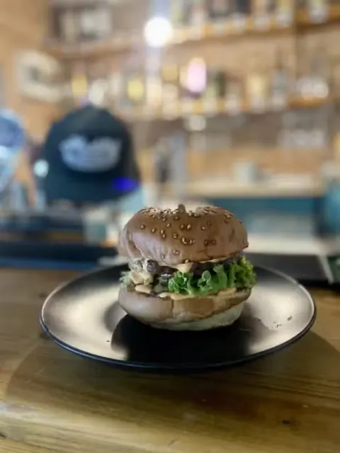 Kuraci burger mini (150g) – Burgre – Miniburgre – Hashtag Pub Ľubica Kuraci burger mini (150g) – Burgre – Miniburgre – Hashtag Pub Ľubica