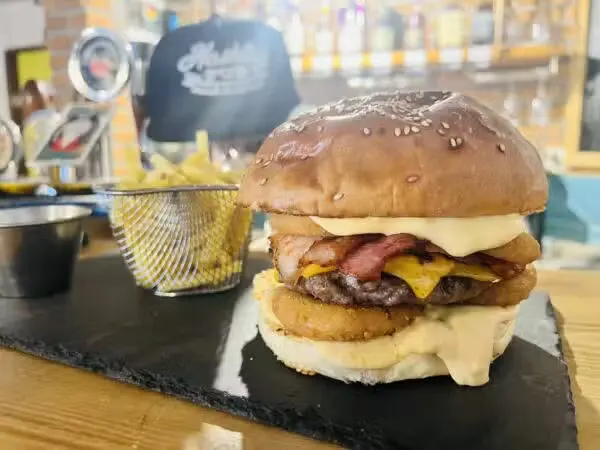 Crunchyburger XL (450g) – Burgre – XL – Hashtag Pub Ľubica Crunchyburger XL (450g) – Burgre – XL – Hashtag Pub Ľubica